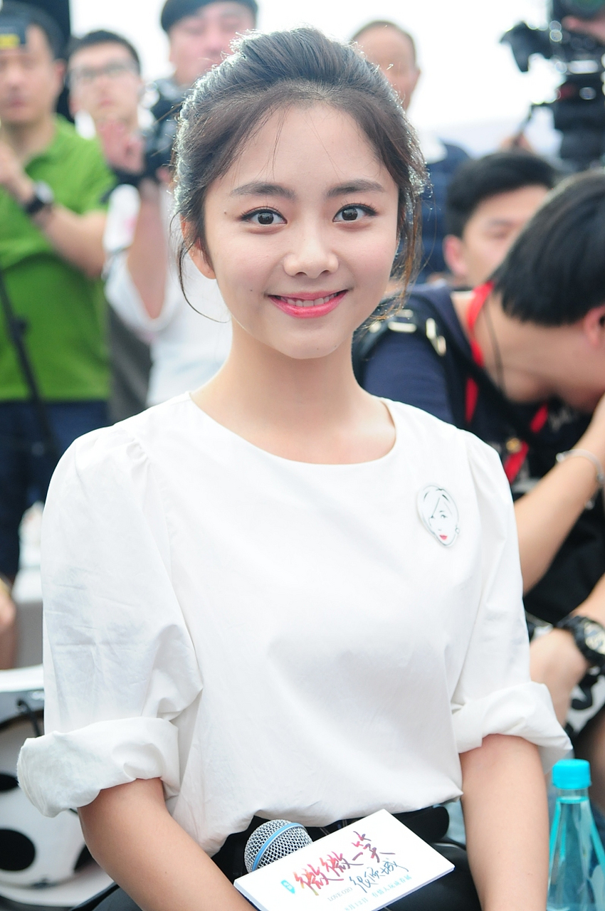 谭松韵,中国内地影视女演员,以清新自然的演技和甜美可人的形象深受