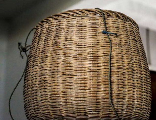 农村罕见老物件:煤油灯家家都用过,网友:看完好心酸!