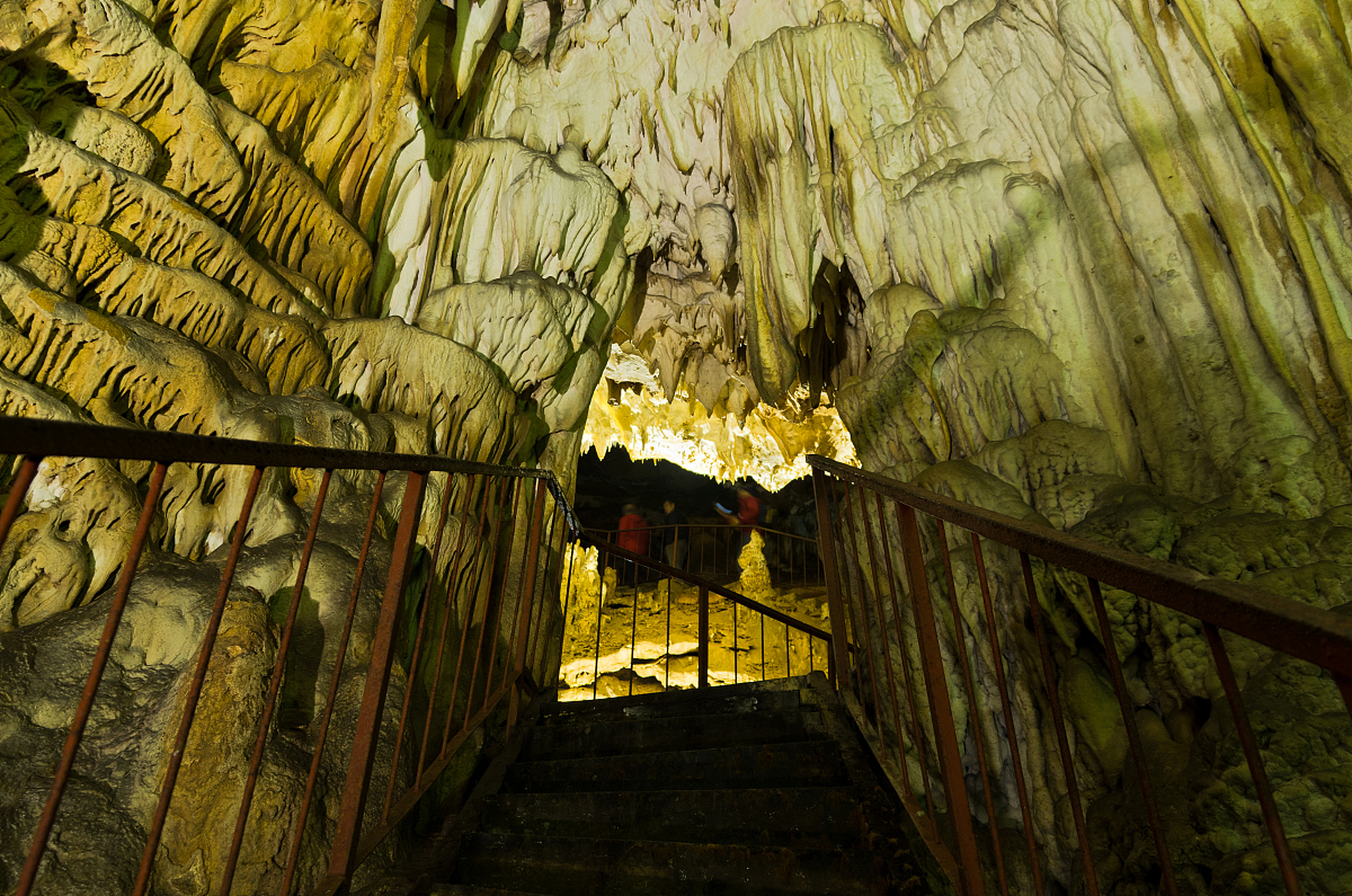 恩施黄金洞是一座以科学和美学相结合的溶洞,它既是一个喀斯特地貌的