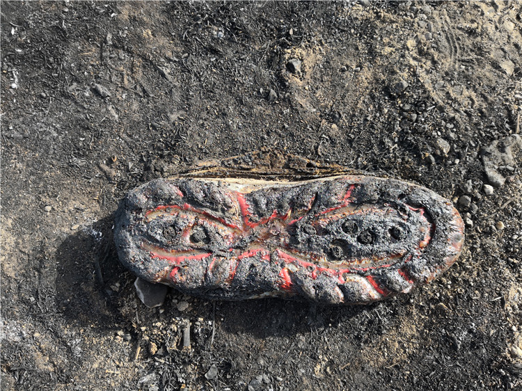 现场一只被烧焦的鞋子.