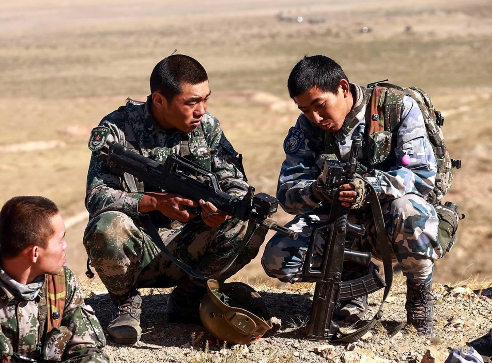 红军一战士在演习时玩手机,遭到蓝军空中打击,全连淘汰出局