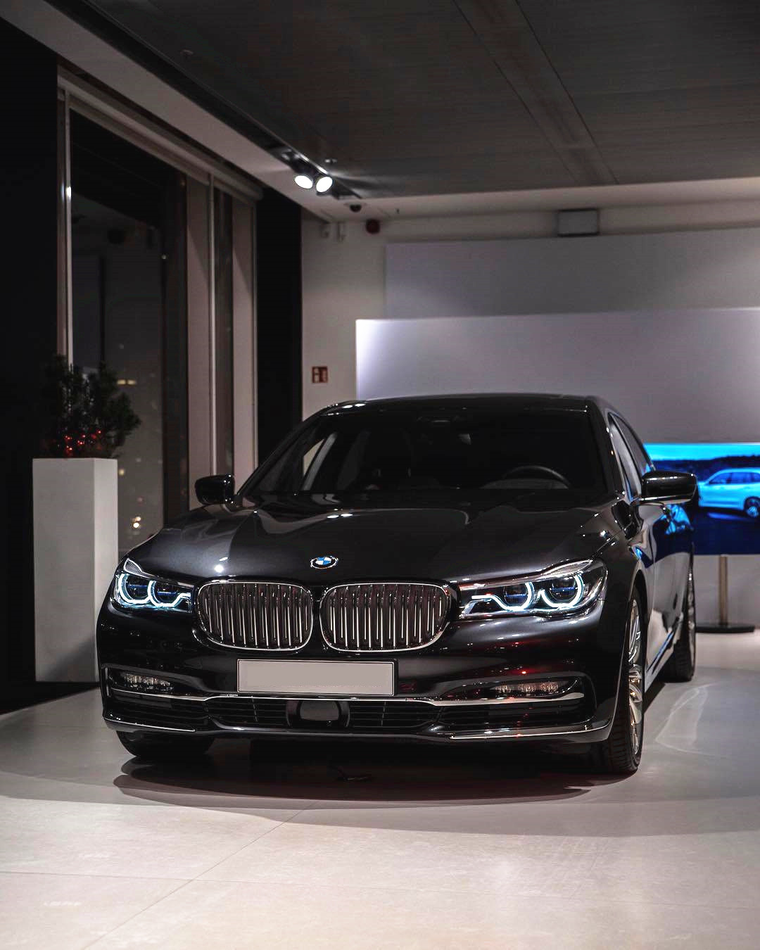 宝马7系黑武士版本?加上激光大灯,运动感和科技感的结合?