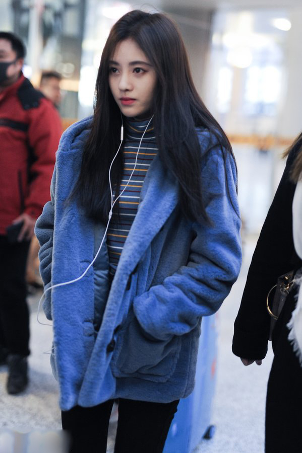 鞠婧祎身穿蓝色羊羔绒大衣内搭条纹高领针织衫,看上去厚实保暖.