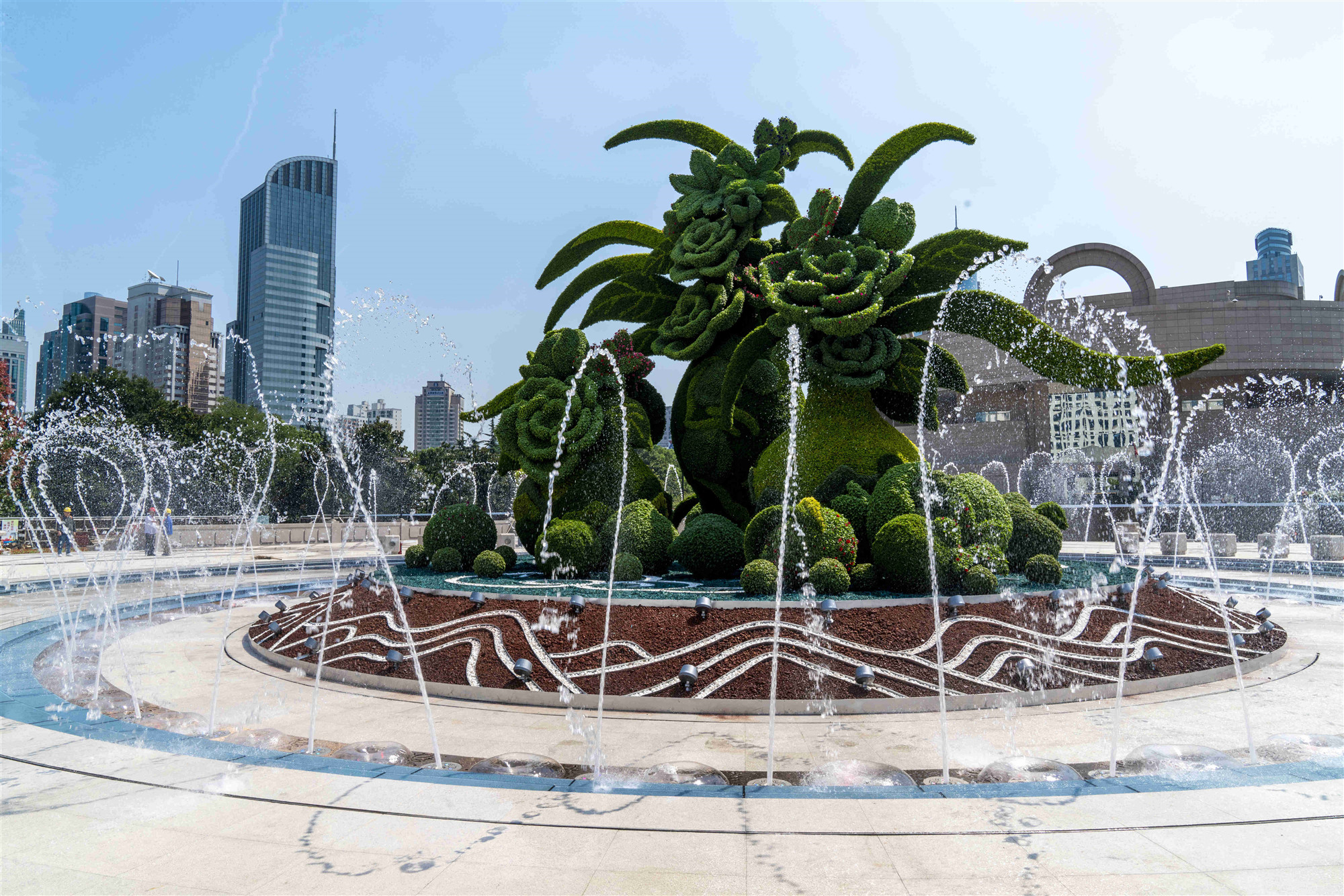 视频 | 人民广场音乐喷泉回归!144平方米弧形水幕,还有12米高立体花坛