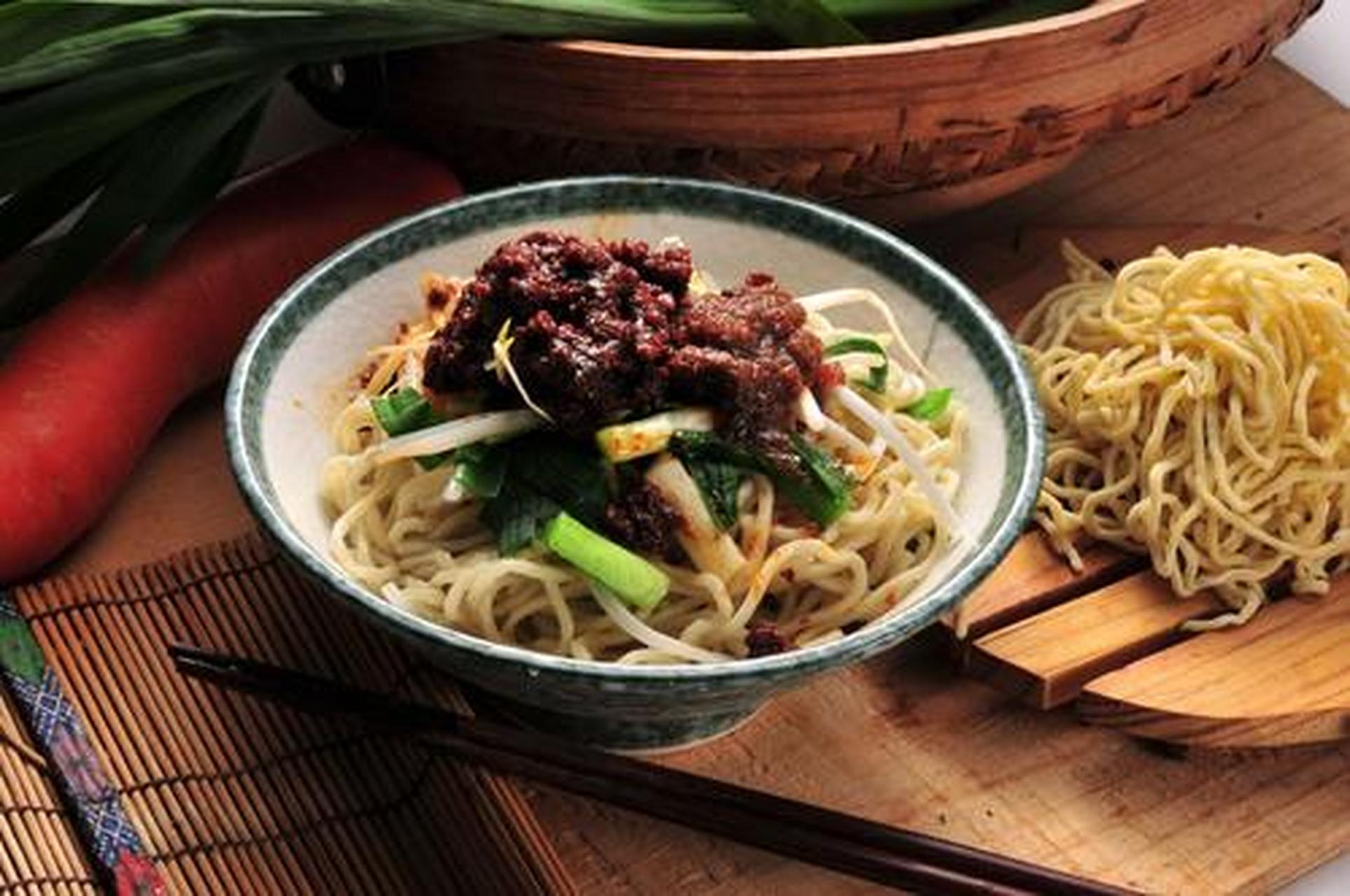 因分成小碗装在食盒中沿街叫卖而得名,地道的古田盒面会让人回味无穷.