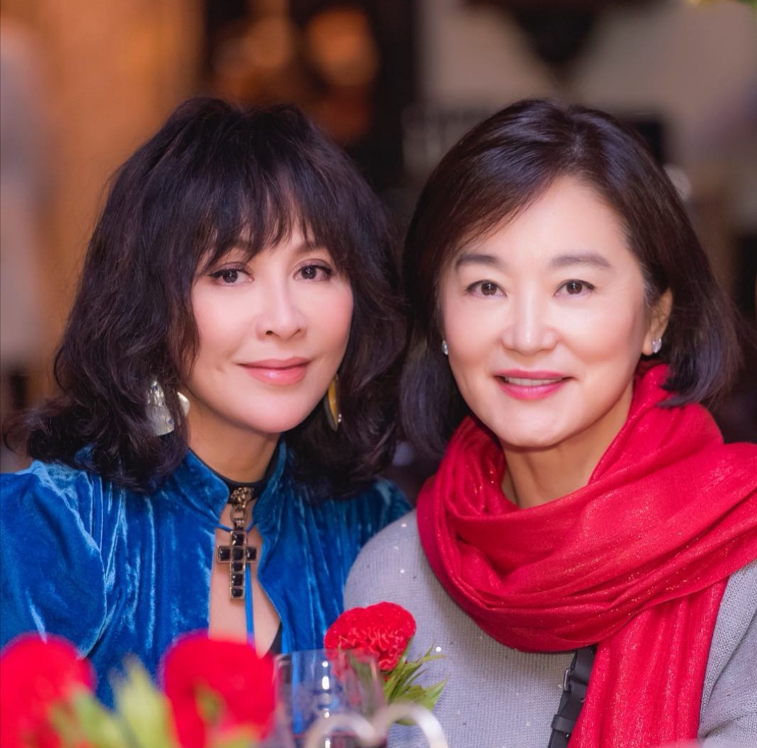 胡军香港舞台剧完毕,好友刘嘉玲,林青霞设宴庆功