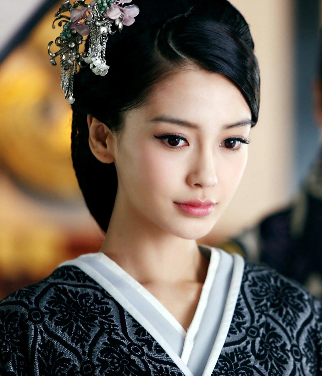 黄晓明更新微博,照片画风搞笑内容却十分暖心,把baby宠的像公主