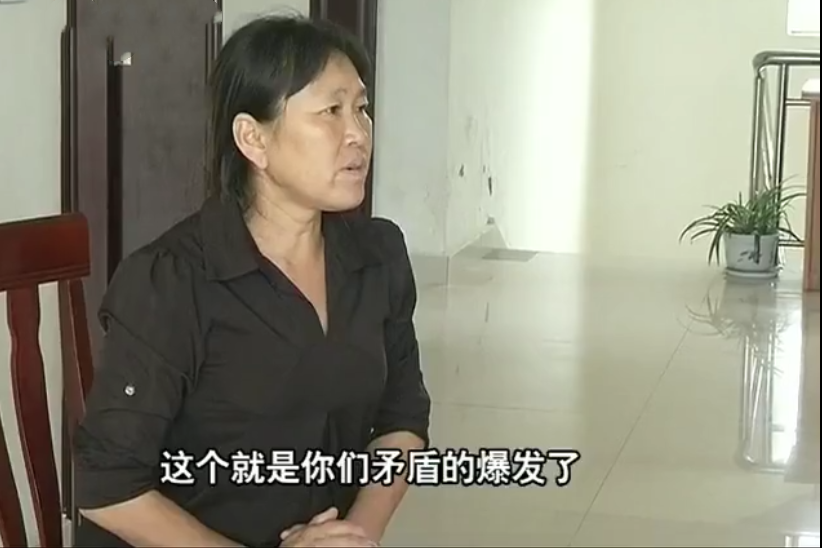 与丈夫的妹妹发生争执,民警要调解,半路妻子表示:先解决这个事