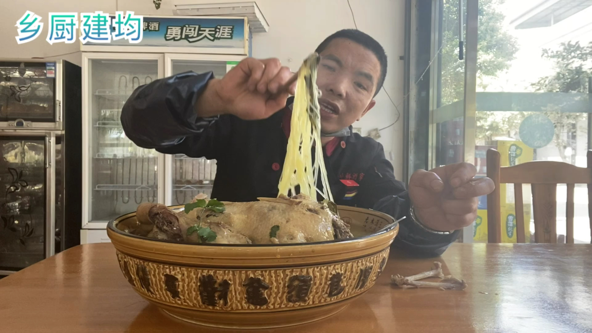 一看就会的酸菜老鸭粉丝汤,这样做出来汤鲜肉美,老人小孩抢着吃