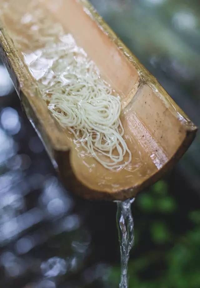 日本"流水素面"有创意,站在最后只能吃口水,网友:口水素面?