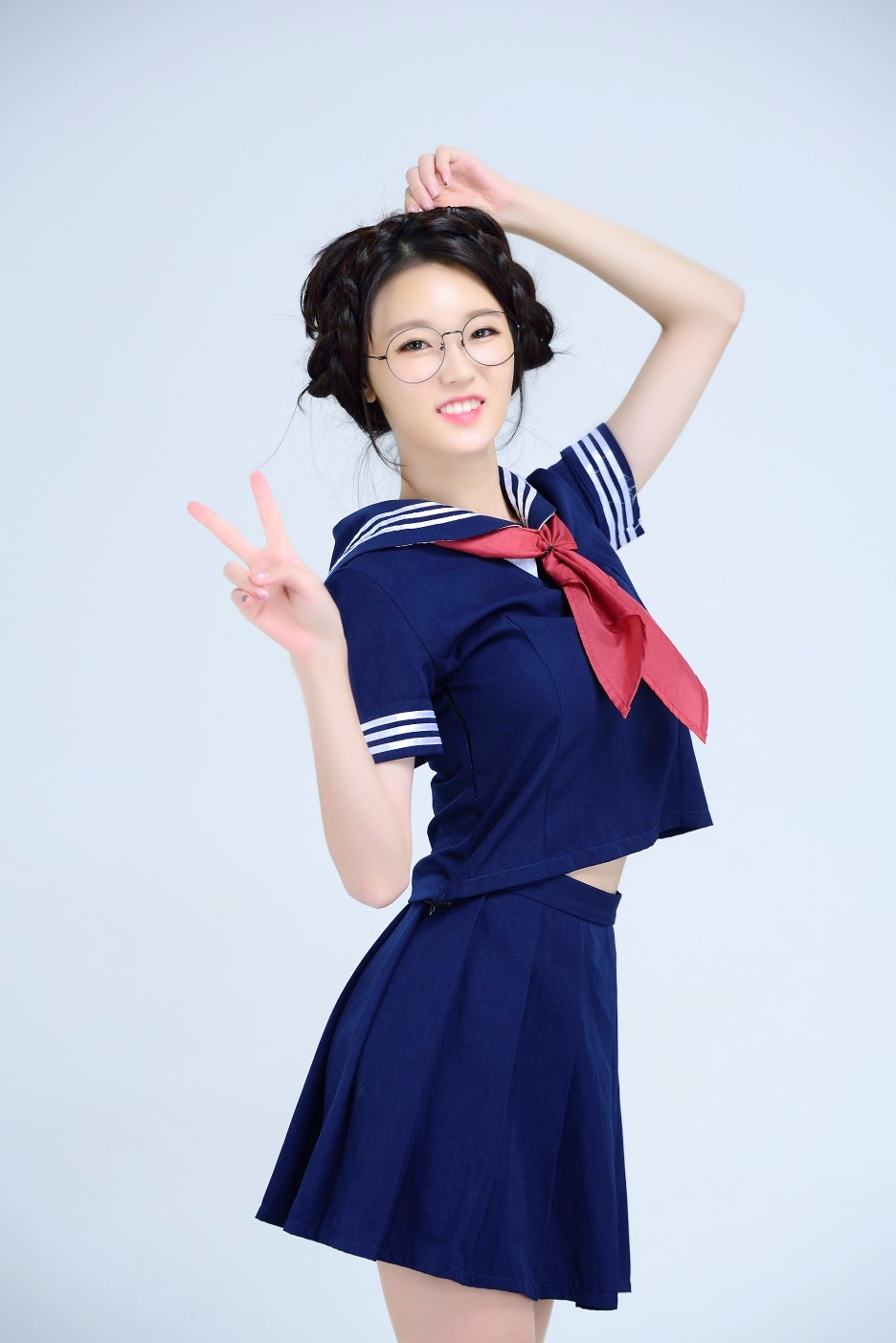 镜头下一个青涩美丽的小辫子姑娘