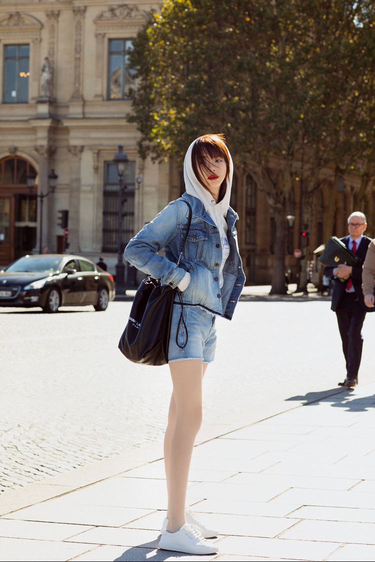 戚薇一身牛仔装少女范十足,漫步在巴黎街头大秀美腿