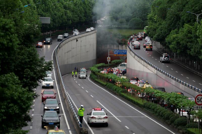 重庆虎头岩隧道今日晚高峰发生车辆自燃