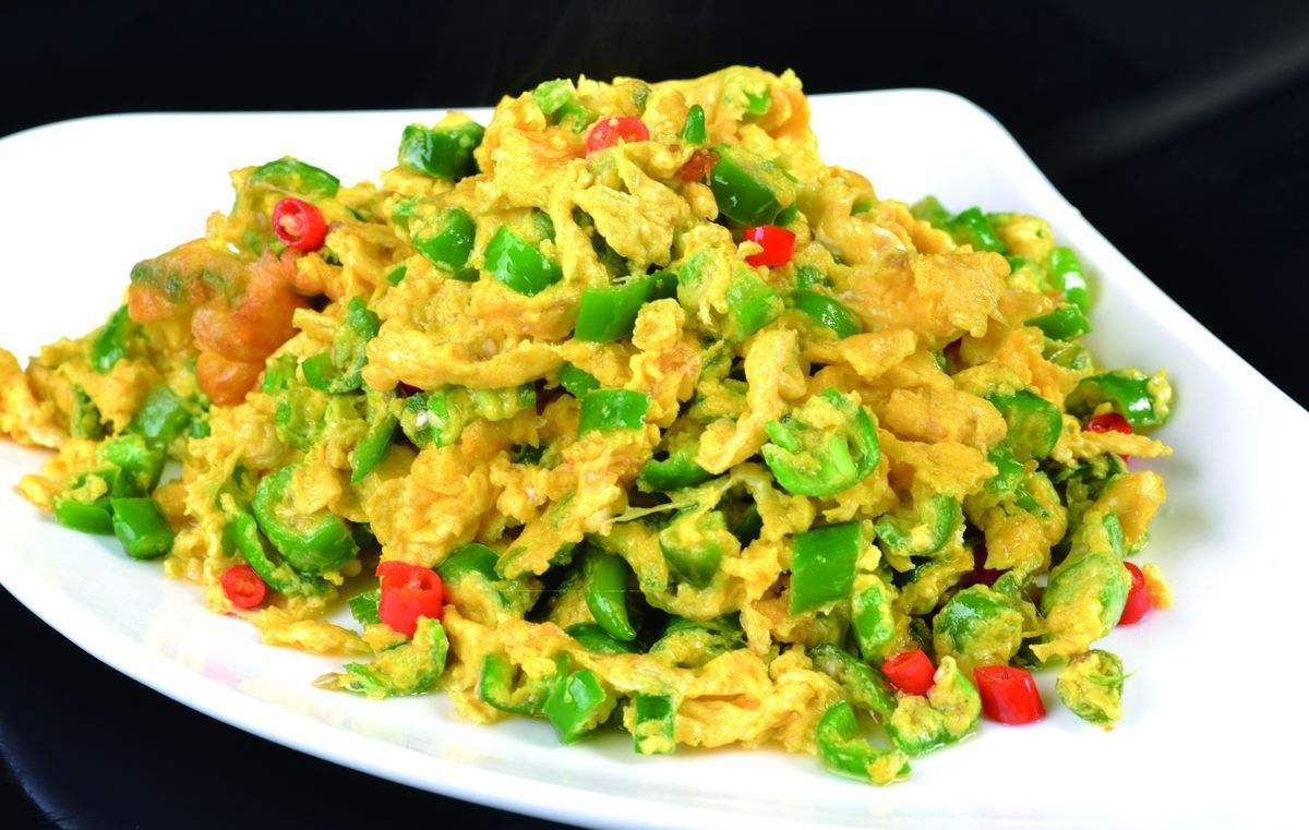 做青椒炒蛋时,该先炒鸡蛋还是先炒青椒?顺序弄错了,难怪不好吃