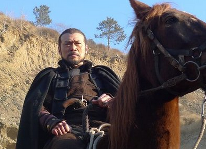 他是《白眉大侠》的主演,如今五年没戏可拍,老戏骨慢慢被遗忘