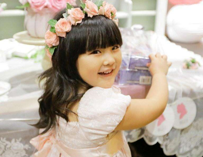 王诗龄的万年公主头终于舍得把刘海掀开一次了!但是看着脸更胖了呢!