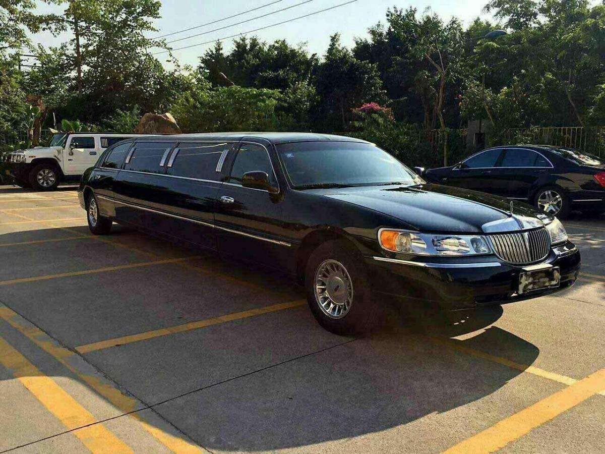 150万加长林肯被丢弃在路边大半年,还用车布遮盖,车牌很不一般