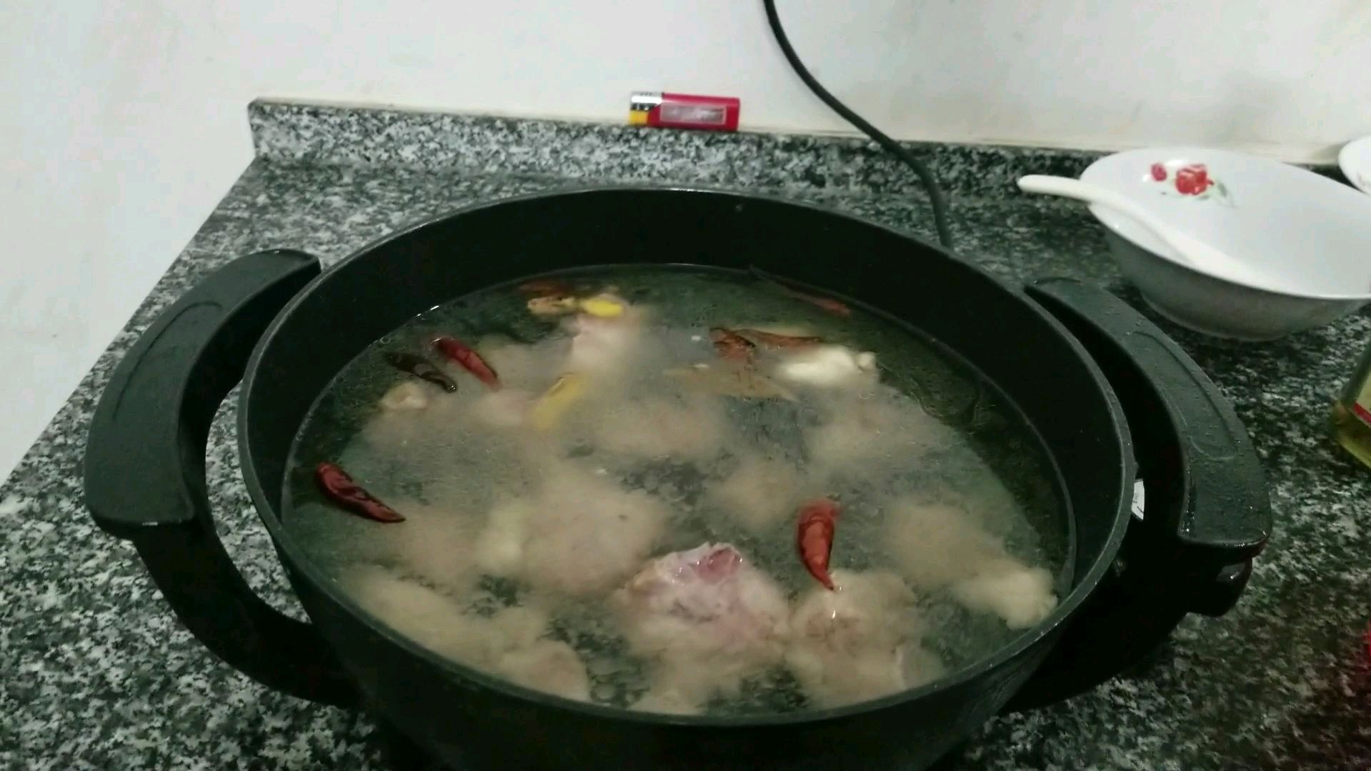 天气冷晚上做清汤排骨火锅