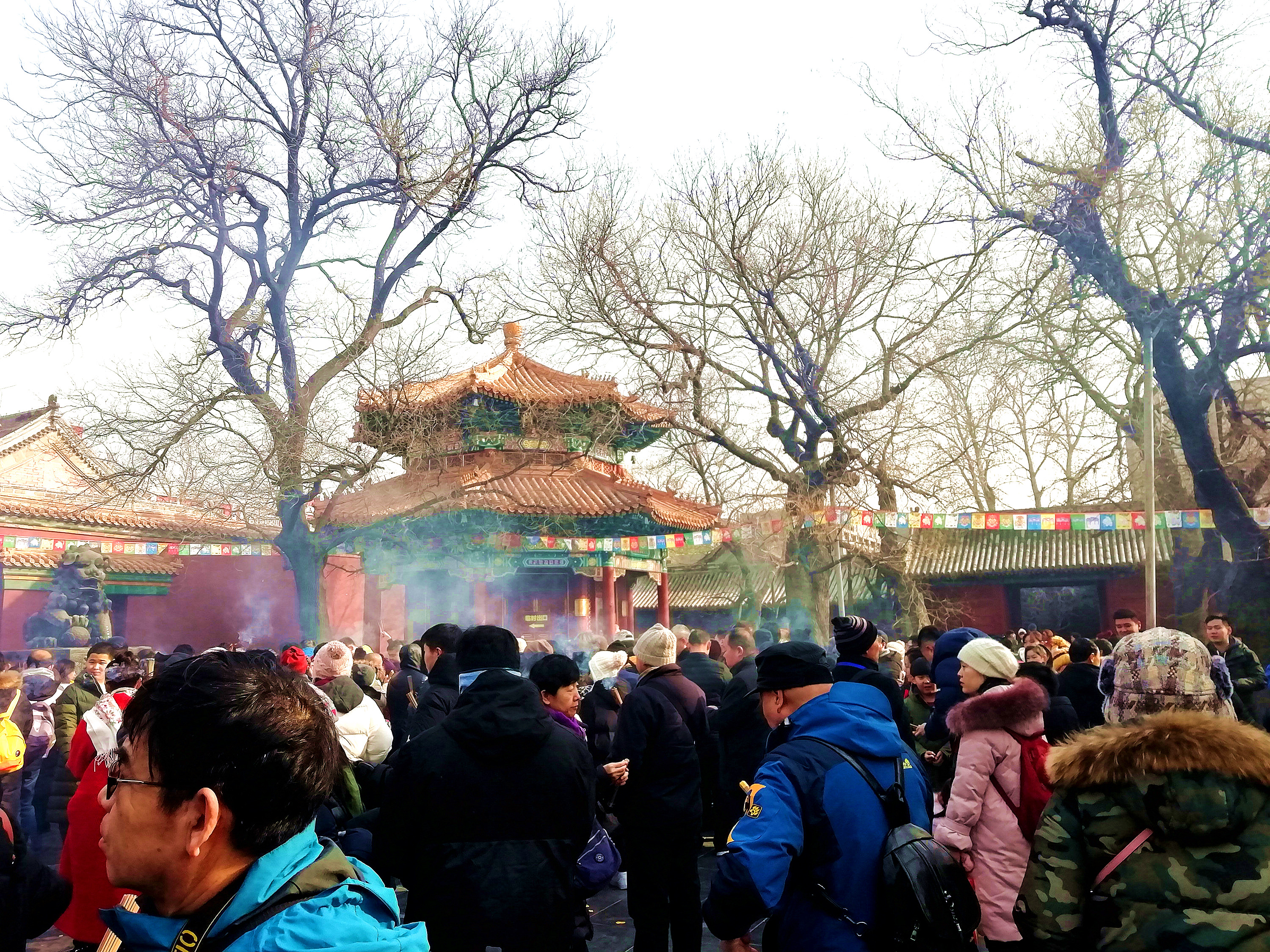 雍和门前烧香的人们.