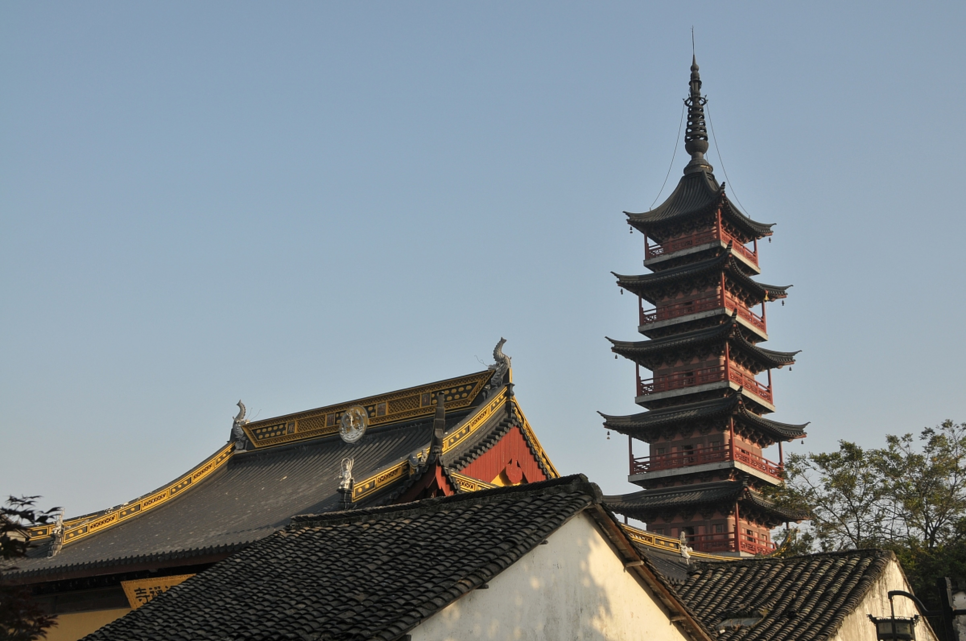 秦峰塔位于江苏苏州昆山千灯镇尚书浦西岸延福寺内,始建于梁天监二年