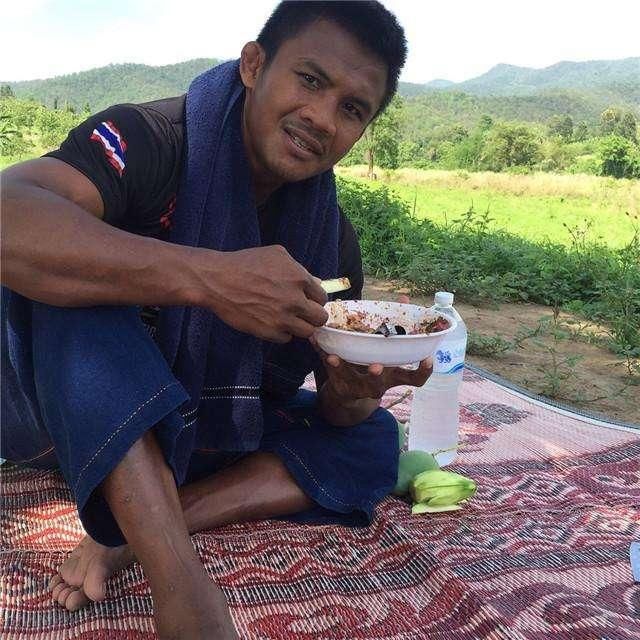 38岁播求身价过亿,如今仍然下地干农活,一身泥土却很开心!