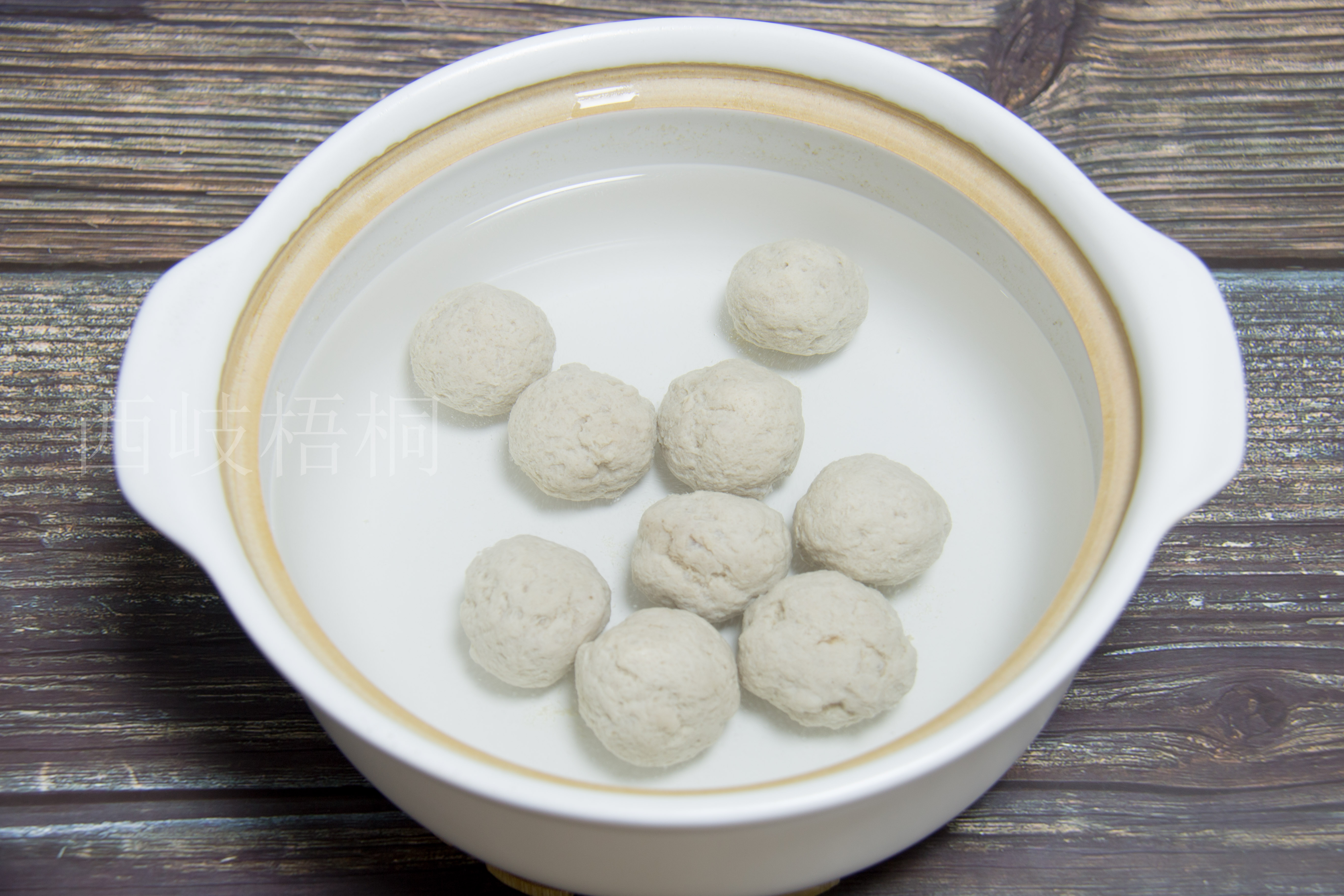 第四步:砂锅加水,水煮开后放入肉丸,中火煮到肉丸熟.