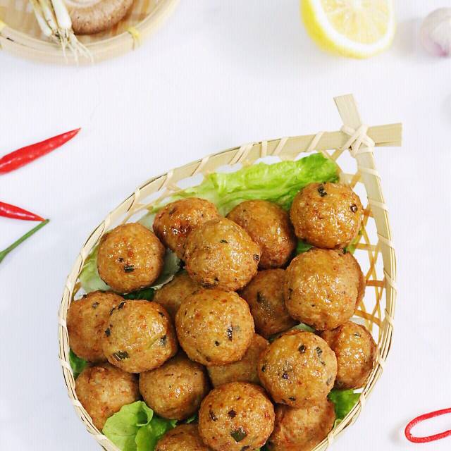 香炸肉丸,外酥里嫩,肉香四溢,直接食用就已经很美味了