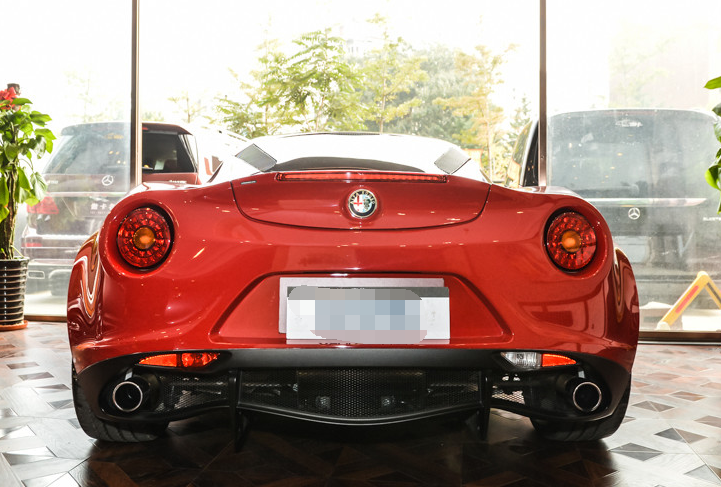 分享这款非常时尚大气的阿尔法罗密欧4c个人赏析