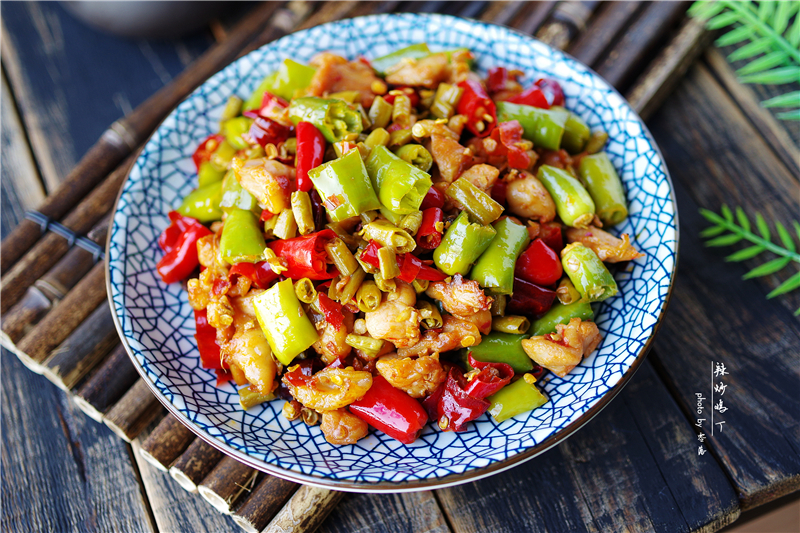 双辣鸡丁——天一冷,我家就爱吃它,开胃下饭,吃完就出一身汗,别提多