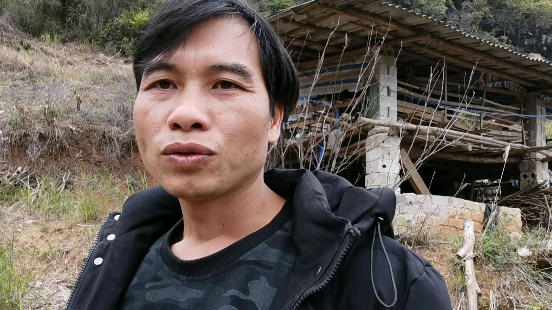 广西农村高山养殖3000只走地鸡,一年能赚多少钱?你们听了心动吗