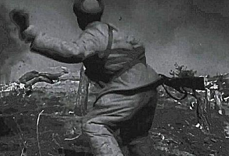 抗美援朝老照片:图1战士扔手榴弹姿势帅气,图5士兵简直酷到不行