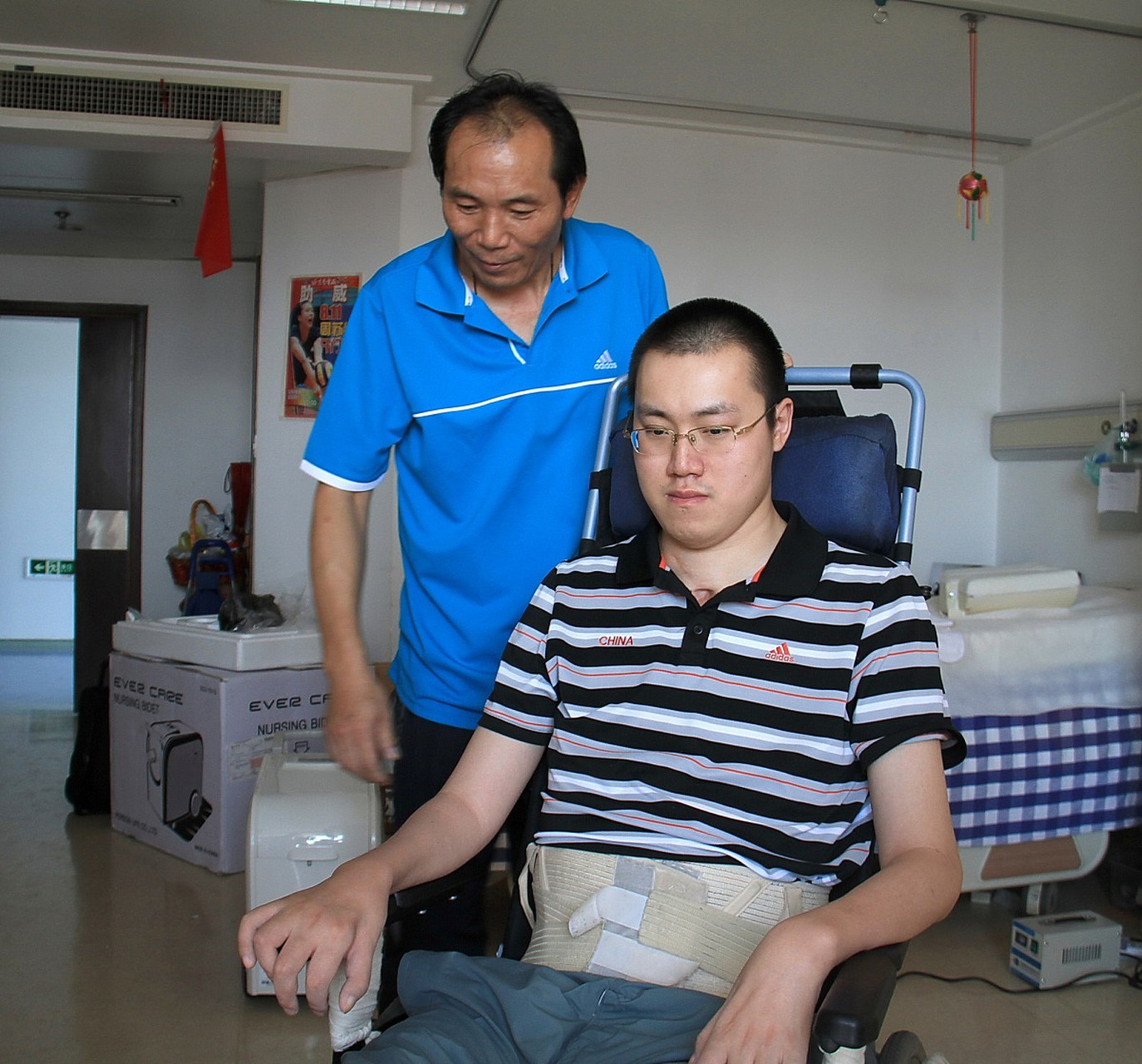 2012年,中国男排前主力汤淼在一次训练中意外瘫痪,为了不连累新婚妻子