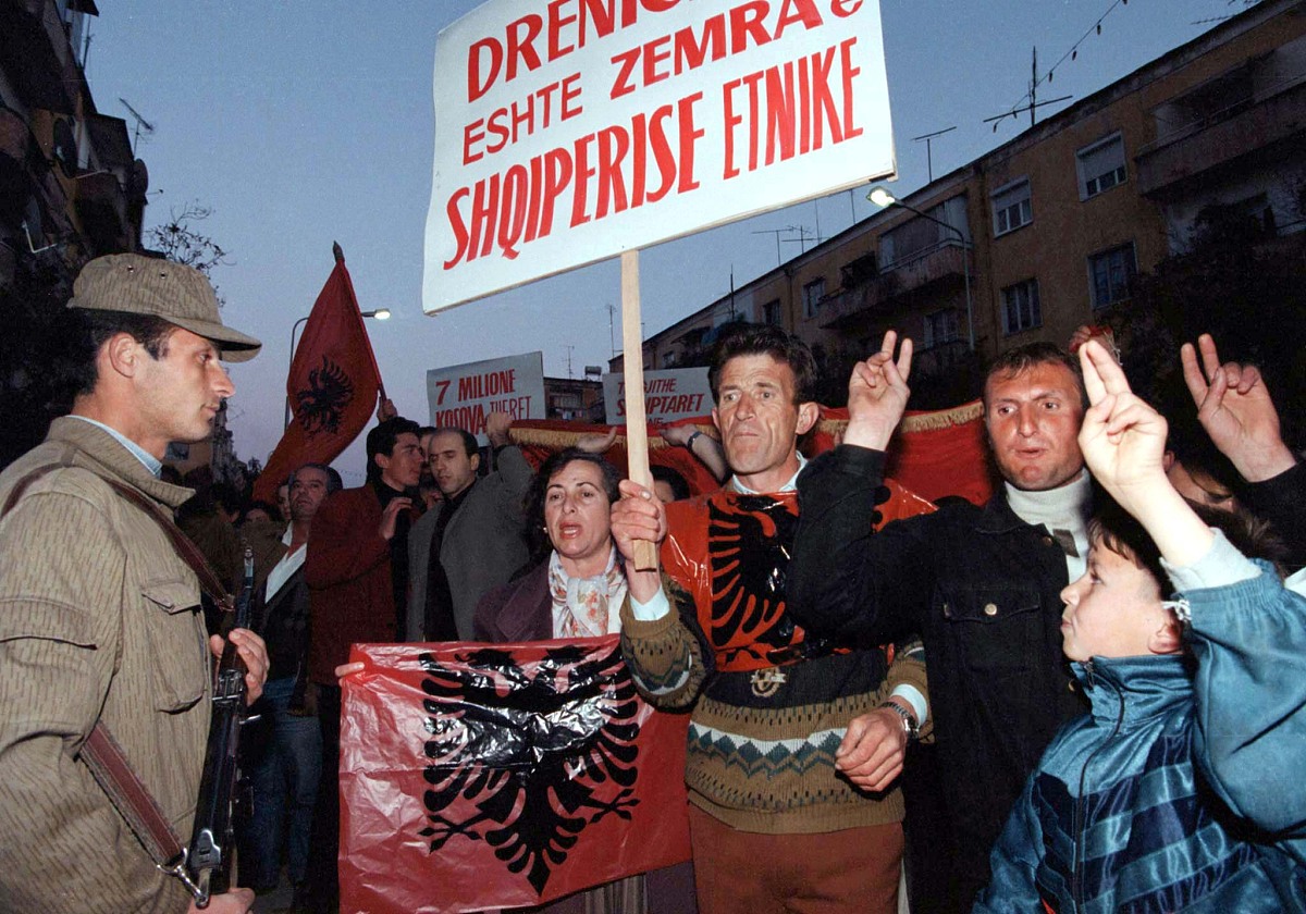 乌克兰政府当局以泽连斯基为代表,以亚速营作为主要的军事力量