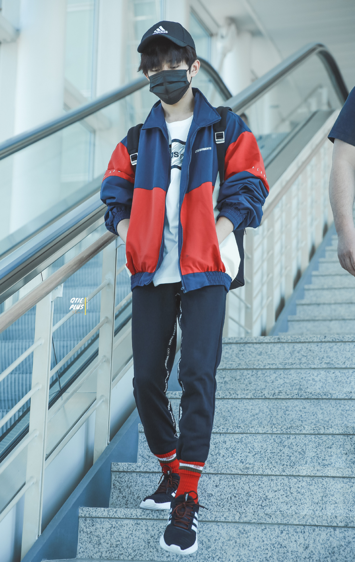 来看看易烊千玺的帅气穿搭吧,搭配时尚男友力爆棚,运动风十足