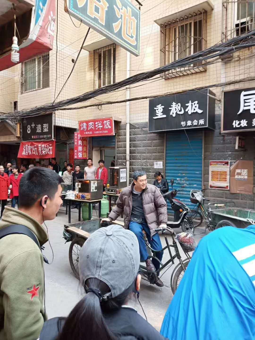 张嘉译在西安徐家庄蹬三轮,难怪这里特别热闹