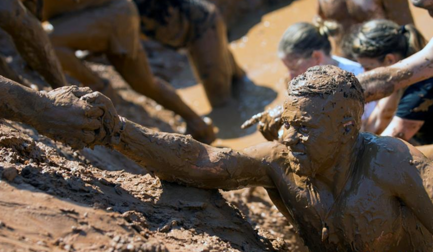 以色列"泥浆狂欢节":帅哥美女玩泥巴太疯狂,场面有点"失控"