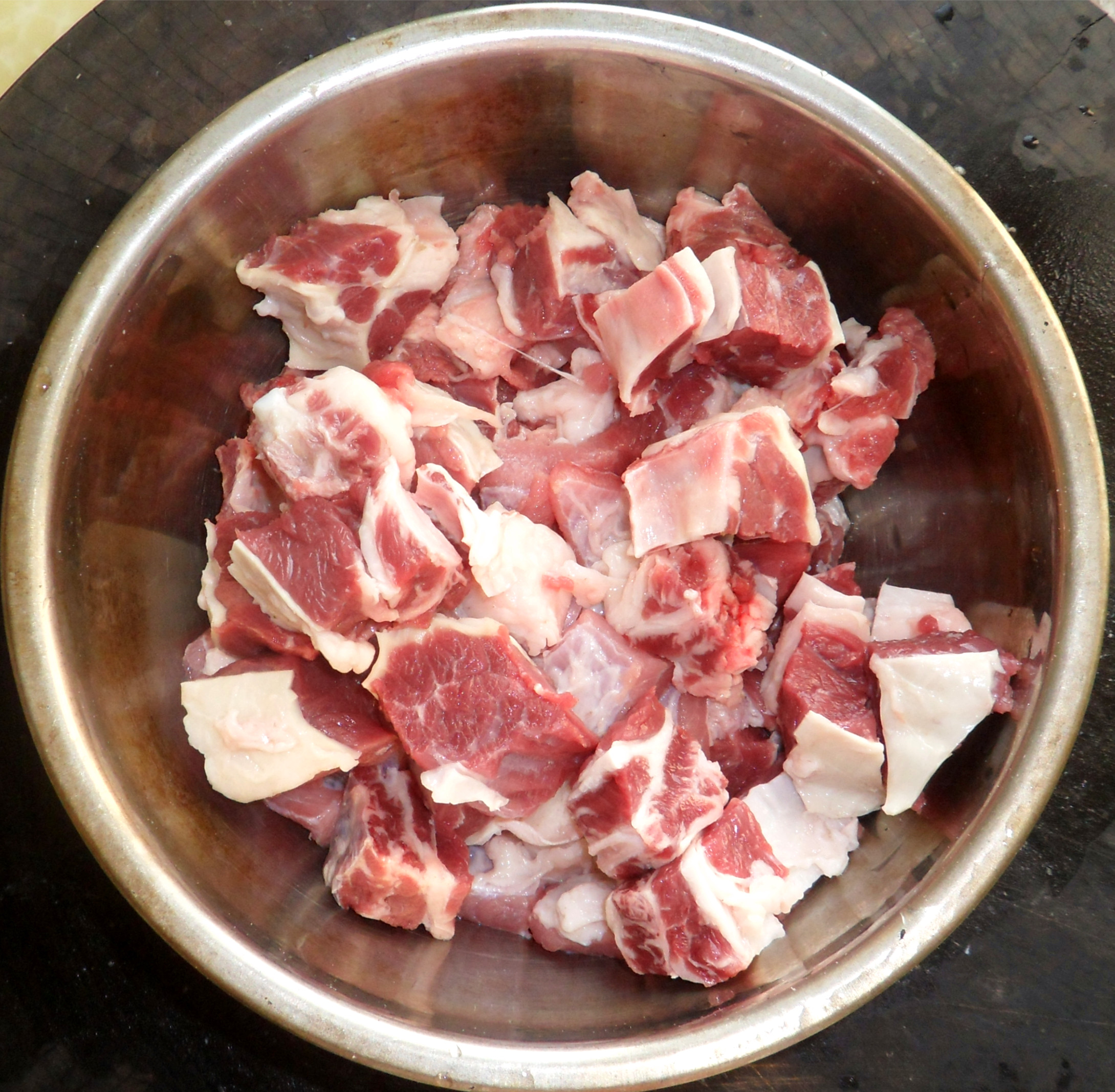 2,锅中加2汤匙油,中火烧至六成热,下切好的牛腩肉块煎至表面呈焦棕色