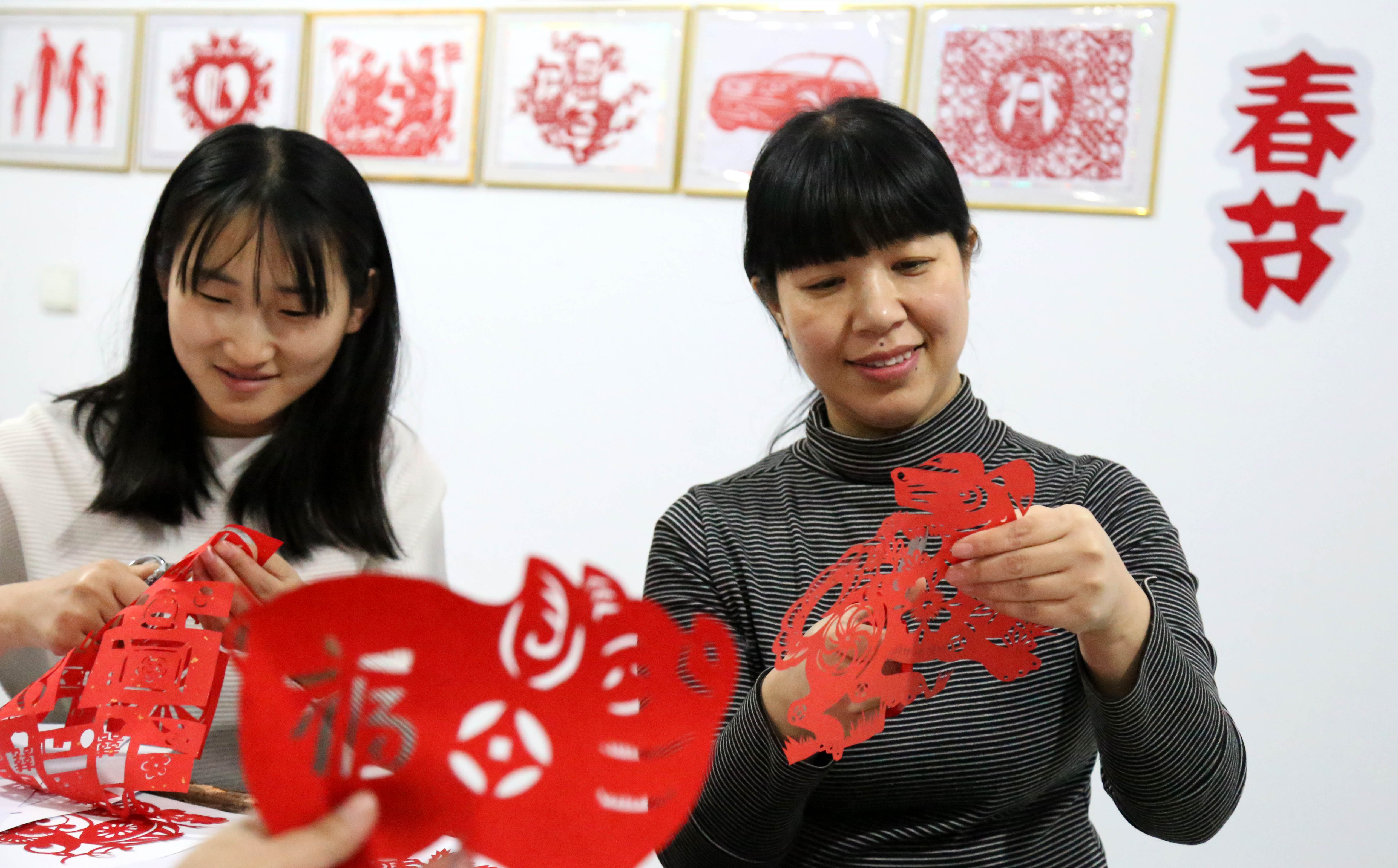 当日,河北省邢台市桥东区天一社区举办"巧手剪纸迎新春"活动,邀请剪纸
