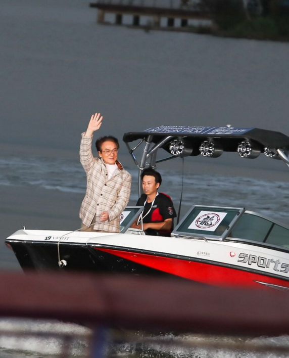 偶像包袱!成龙乘游艇亮相后忙梳头,发型不可乱