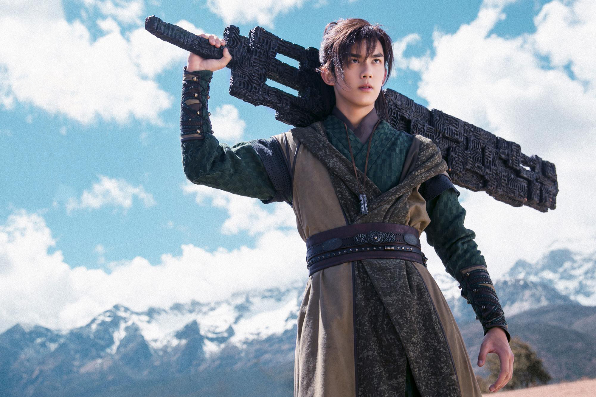 老戏骨高明,1942年1月28日出生于江苏,现已经76岁了,比吴磊,迪丽热巴