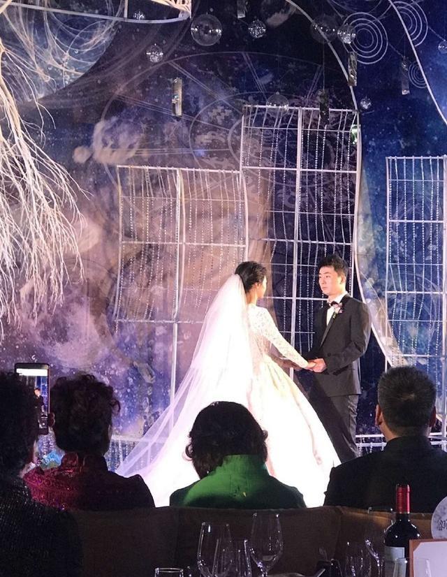 国乒又一国手宣布结婚,新郎长相遭调侃,马龙带伤出席送祝福