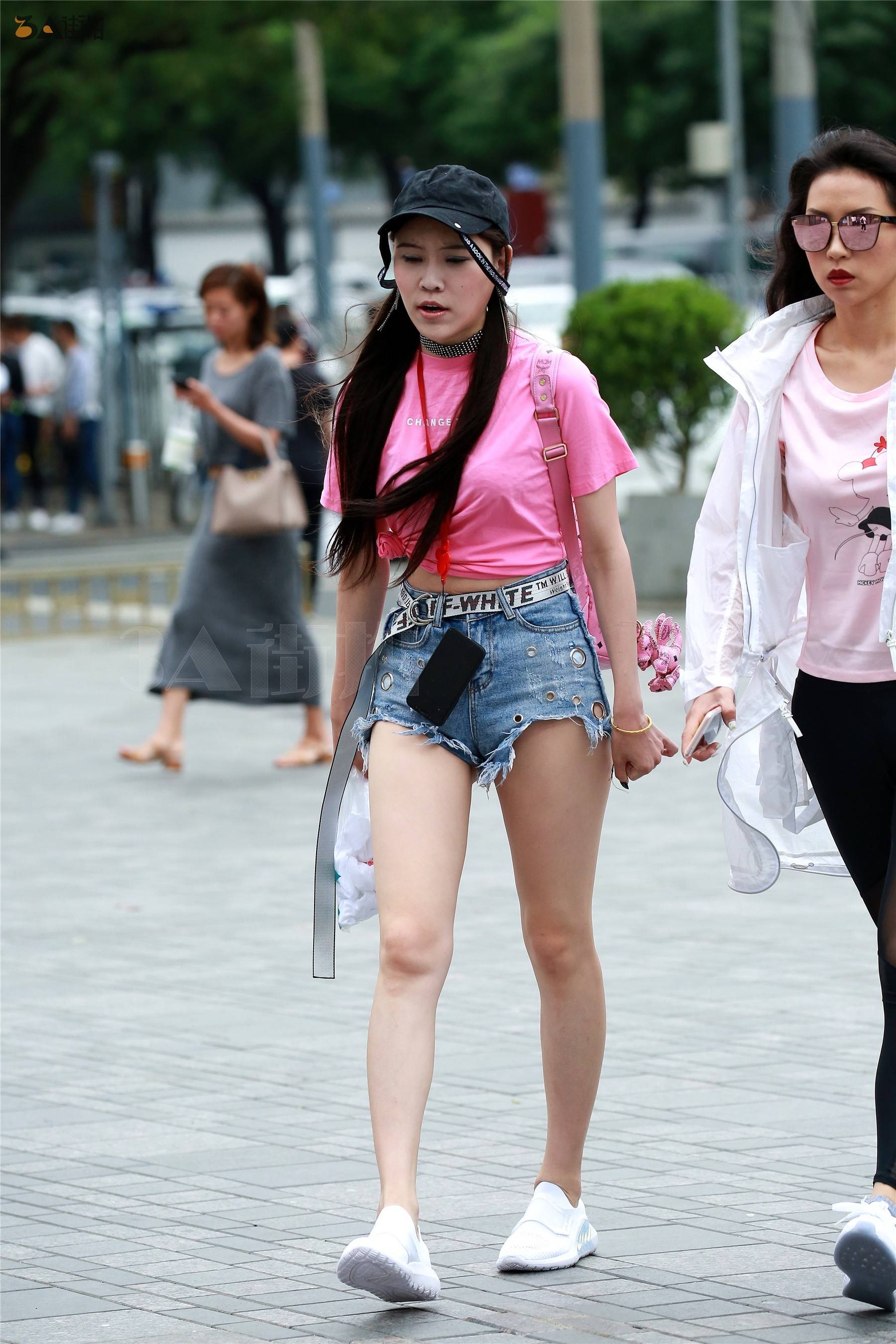 街拍:粉色体恤搭配牛仔超短裤