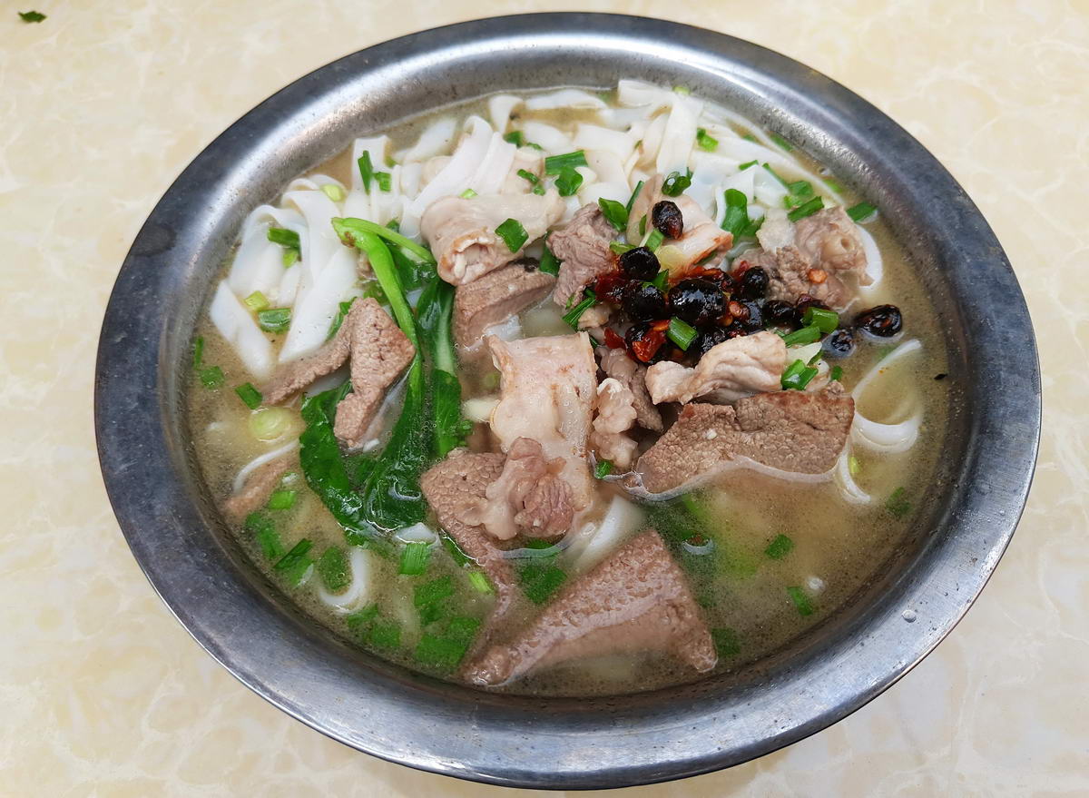 趁圩赶集:广西天峨县,会见河池市米粉界代表——煮粉