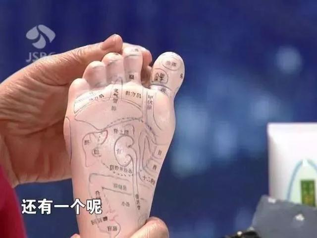脚底藏着个降压点,每天刮5分钟,血压降下来!