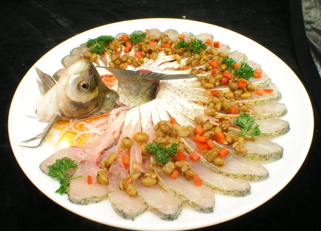 孔雀开屏鱼怎么切?概况讲,就是先用小刀后用大刀切.