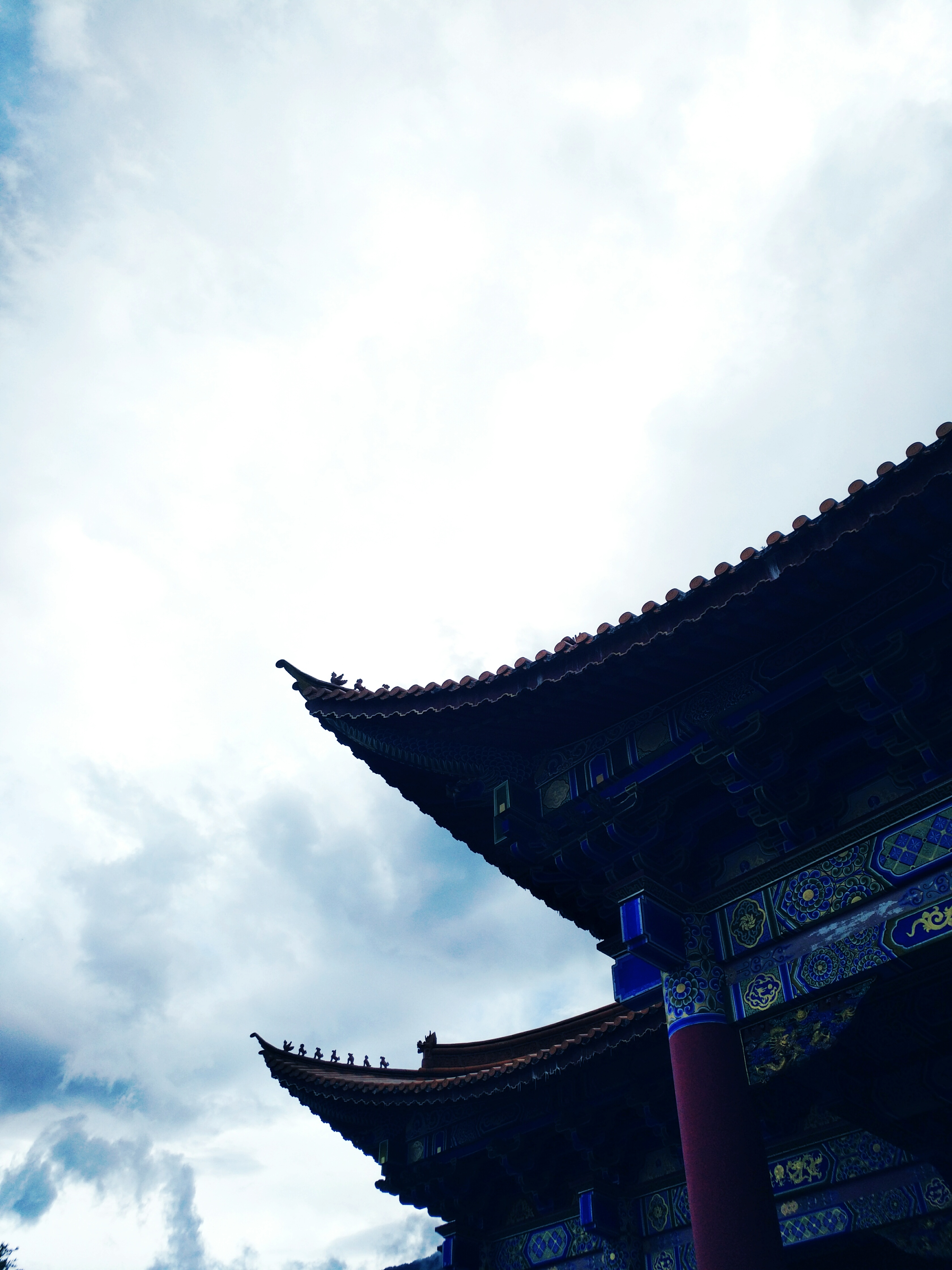 寺庙昭昭,俏丽的屋檐,刻画着庄重威严