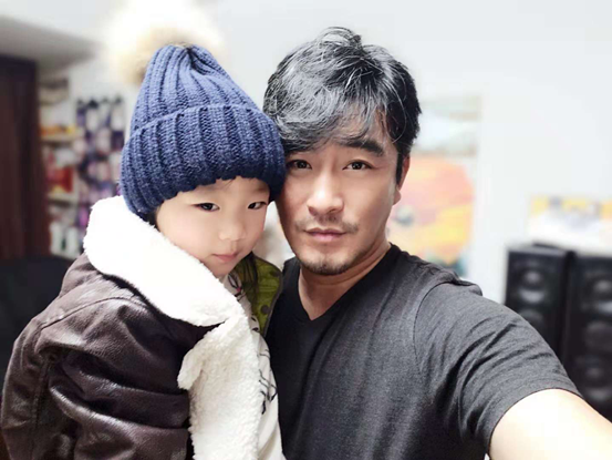 樊昊仑微博晒女儿合照 老婆景珂黄金短发抢眼