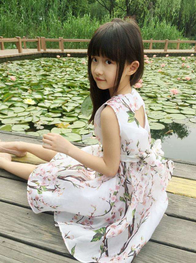 转眼间,那个小女孩也已经越来越精致了,并且就像是瞬间长大.