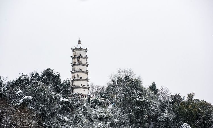 最后给大家介绍的是位于沅陵县城南岸沅水大桥桥头旁的凤鸣塔.