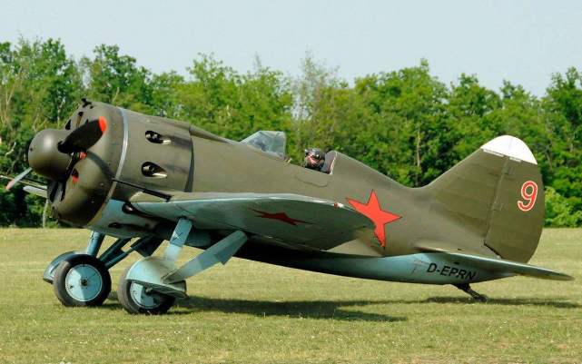 飞行员迫降被俘,竟偷走敌军轰炸机逃生,归国后被当成间谍